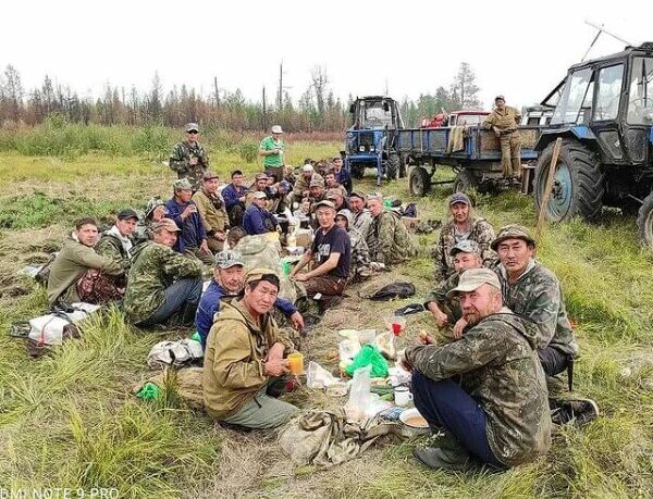 Мужчины села Кытыл-Дюра Хангаласского района Якутии прокладывают минерализованные полосы