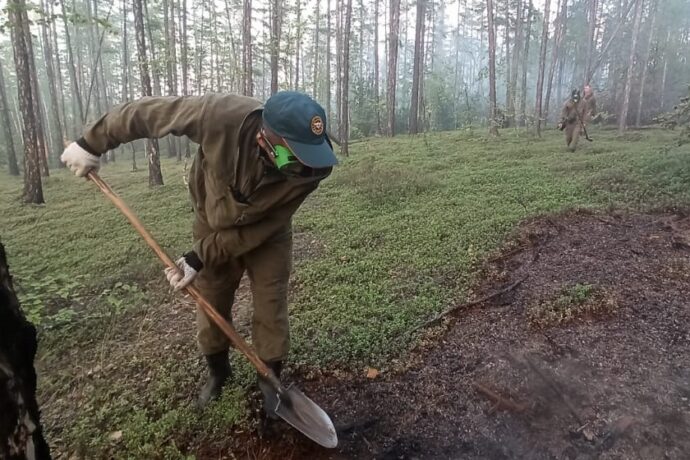Сотрудники МЧС ведут активную работу по тушению пожаров в Усть-Майском районе Якутии