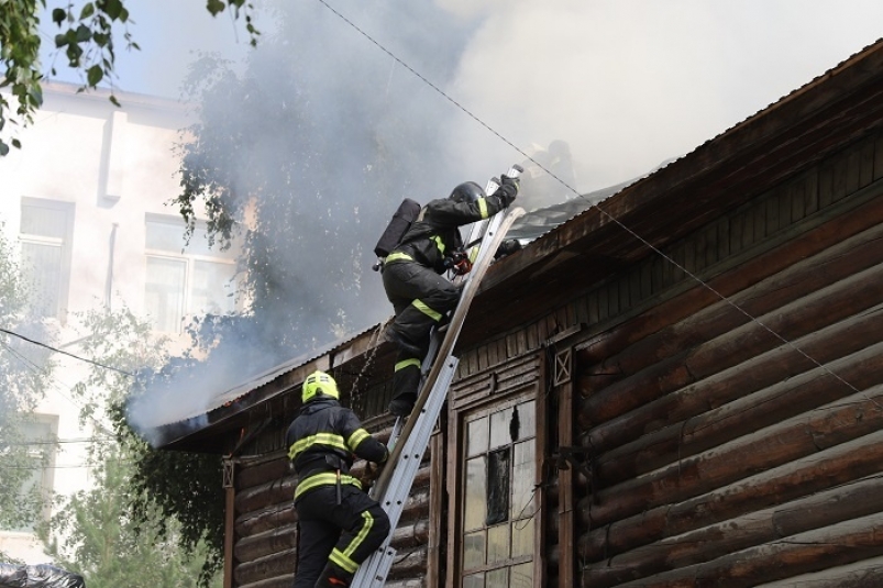 В Якутске из горящего двухэтажного дома эвакуировали 15 человек