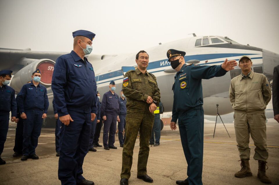 Глава Якутии встретился с экипажем самолетов, задействованных в тушении лесных пожаров