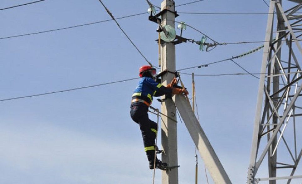 В Якутске на восстановлении энергоснабжения работают 11 бригад