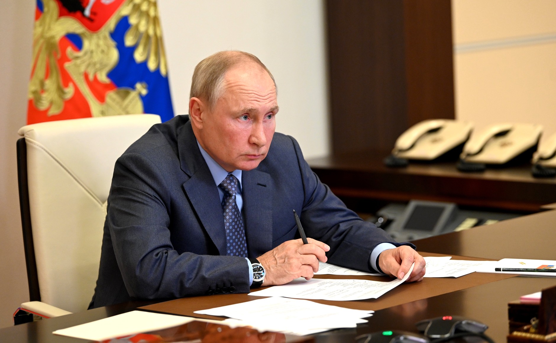 Путин поручил ускорить ввод взлетно-посадочной полосы в Якутске
