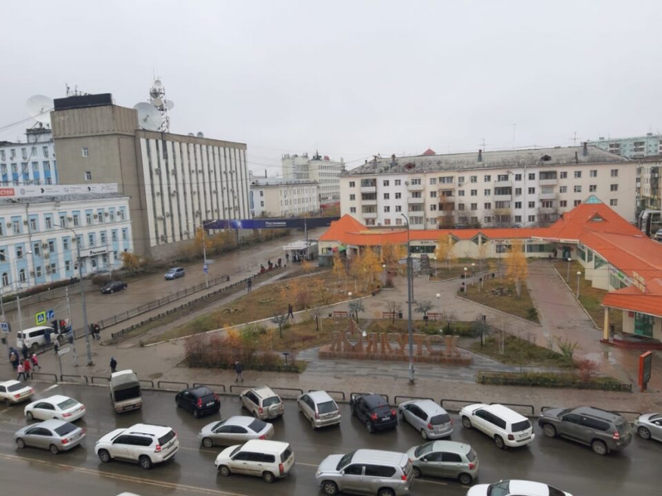 В Якутске откачивают воду с заниженных мест улиц после первого снега