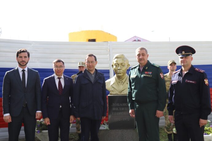 Глава Якутии возложил цветы к памятнику якутянину Филиппу Лобанову в Южно-Сахалинске