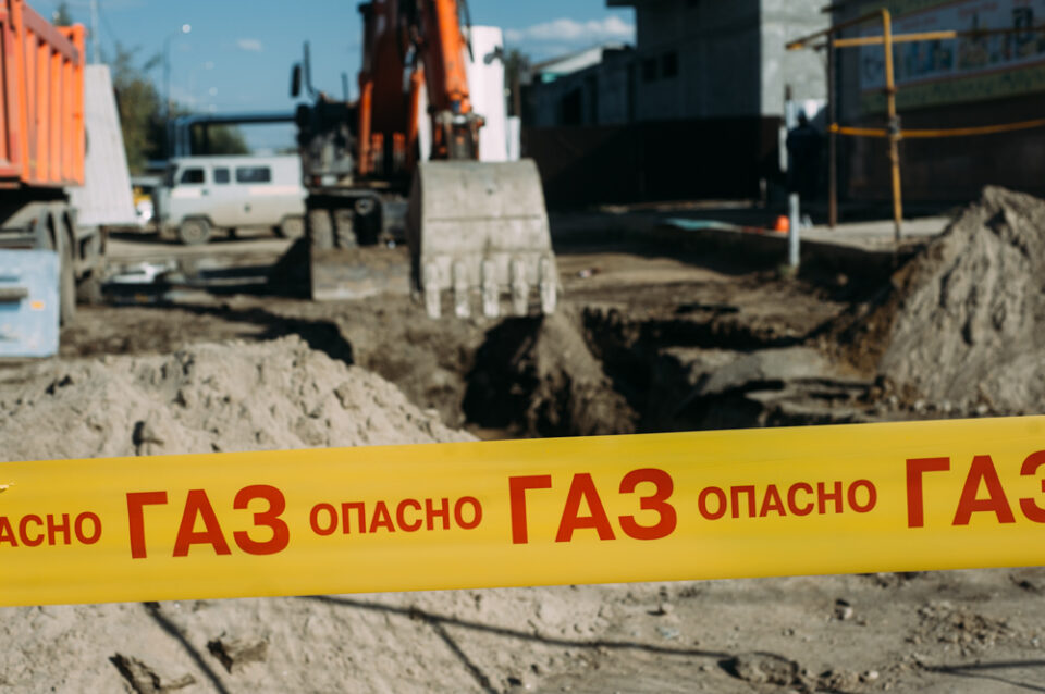 В Якутске на автостраде 50 лет Октября идут испытания газопровода