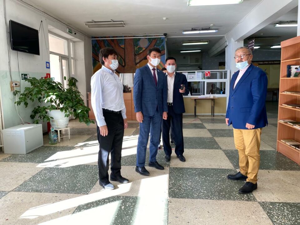 Сергей Местников посетил Национальную библиотеку Якутии