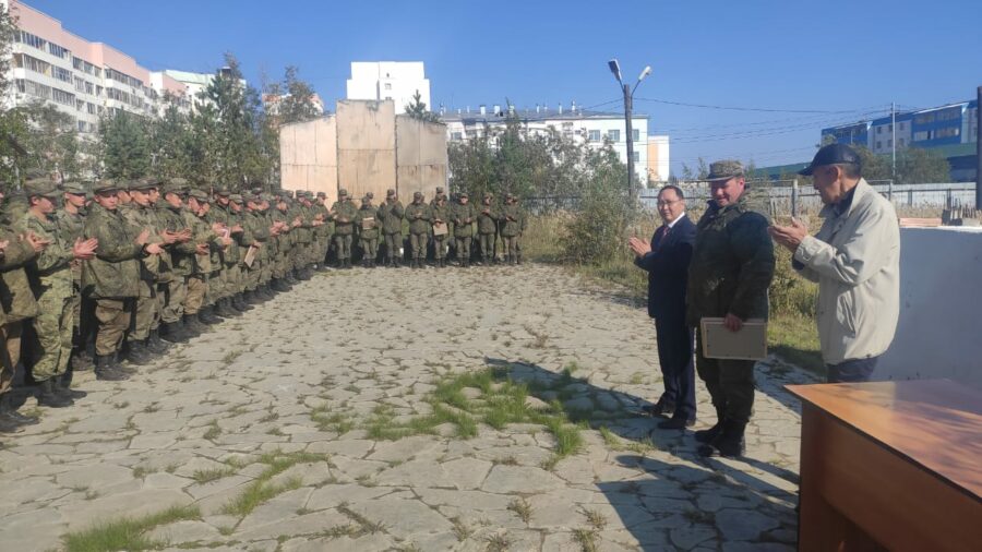 В Якутске торжественно проводили военных инженерных войск, помогавших тушить пожары