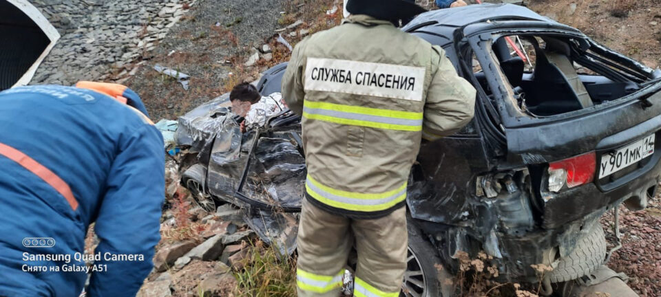 В Якутии в Нерюнгри спасатели вызволили человека, заблокированного в автомобиле