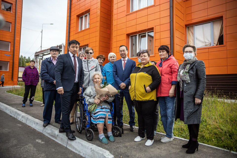 Глава Якутии проверил исполнение программы по переселению из аварийного жилья в Алданском районе