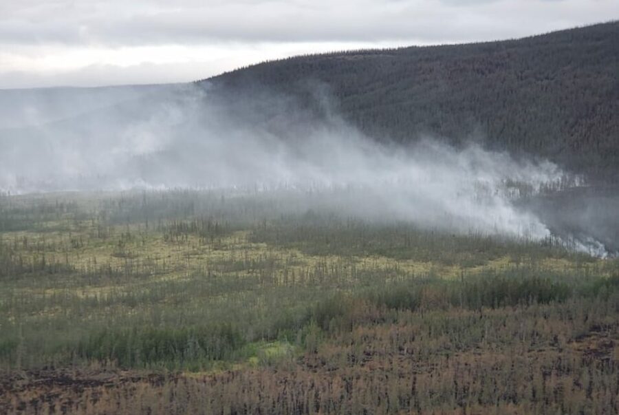 В Якутии между нежилым поселком и складом ГСМ тушат природный пожар