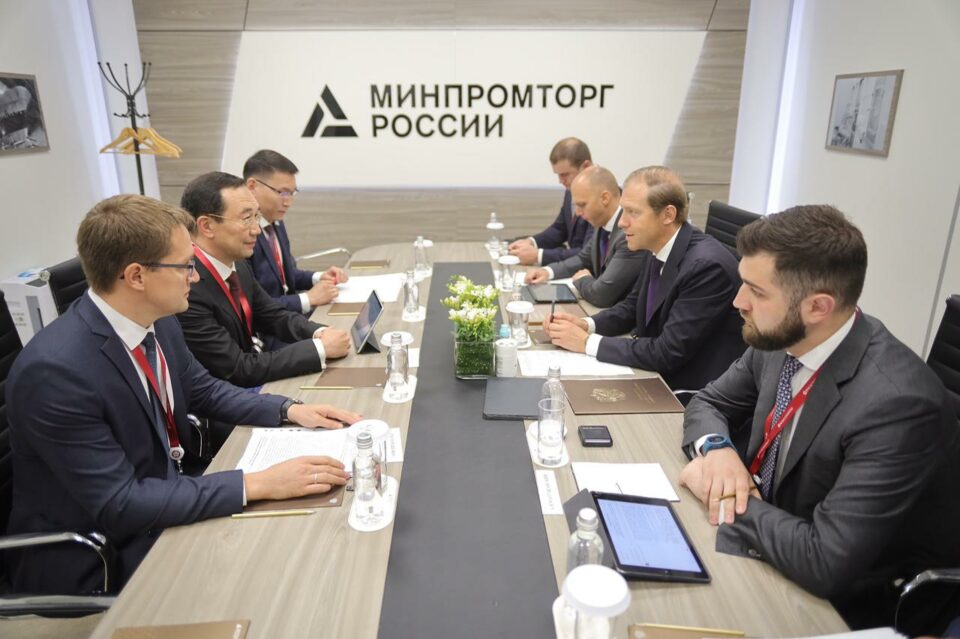 Глава Якутии провёл встречу с министром промышленности и торговли РФ Денисом Мантуровым