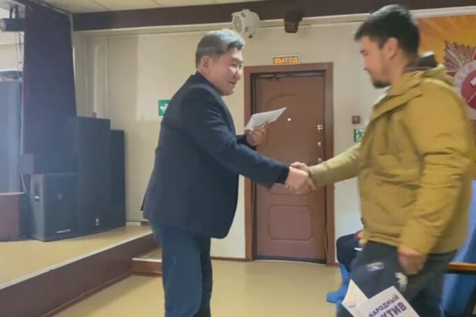 Депутат Ил Тумэна наградил добровольцев, защищавших от лесного пожара село Сюльдюкар Якутии