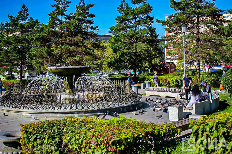 Площадь у вокзала радует фонтанами.