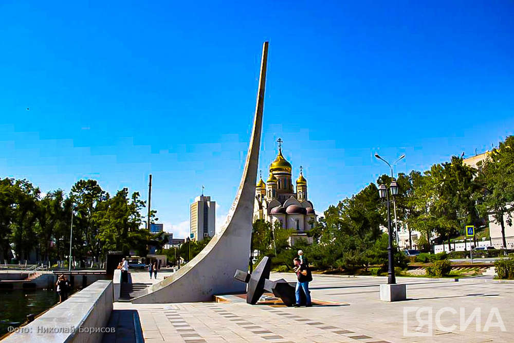 В городе пять набережных. Это памятник первостроителям Владивостока на Корабельной набережной. По легенде, именно здесь впервые высадились на берег моряки, основавшие военный пост.