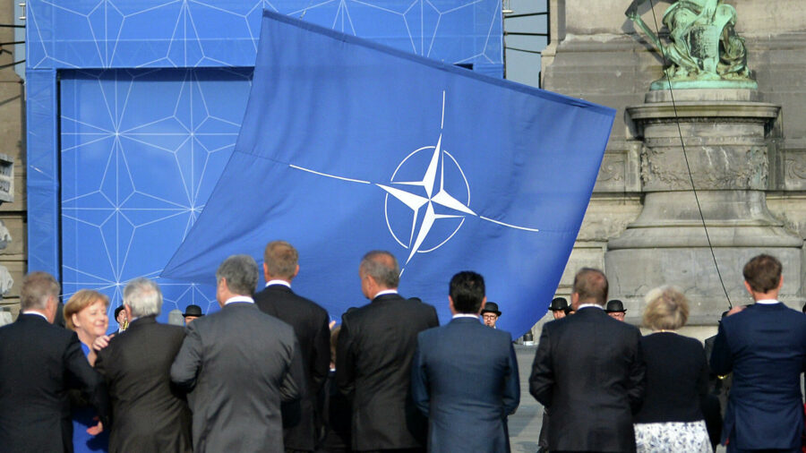 Кремль прокомментировал решение НАТО выслать российских дипломатов