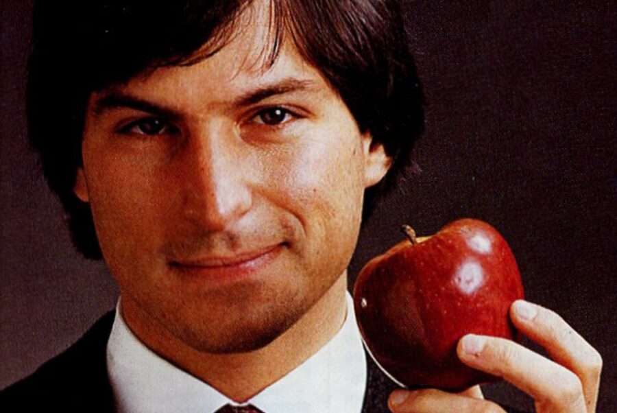 Apple почтила память Стива Джобса, посвятив ему главную страницу сайта