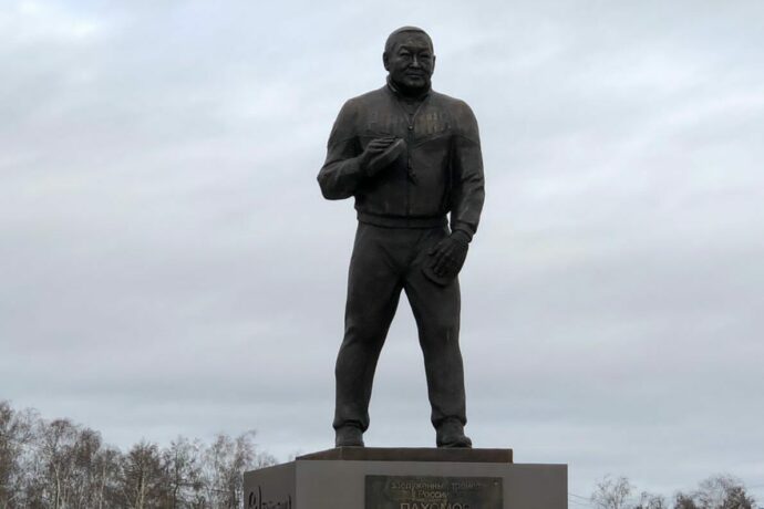 Памятник заслуженному тренеру Артуру Пахомову устанавливают в Нюрбинском улусе