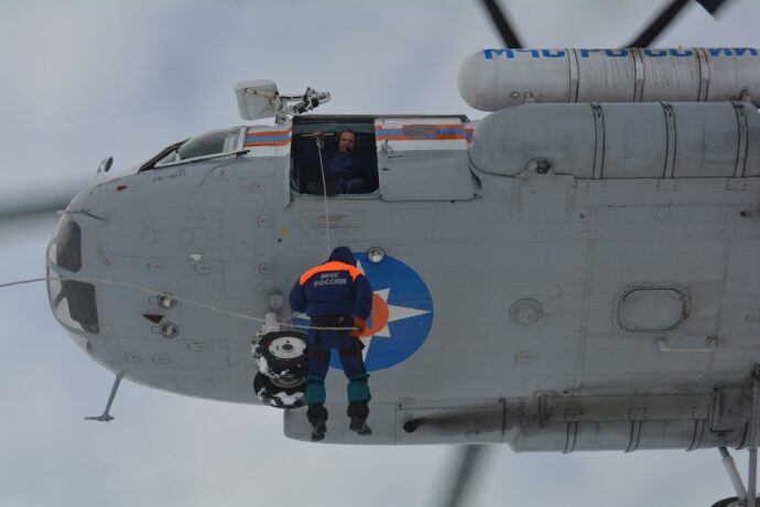 В Якутии спасатели МЧС России провели тренировку по беспарашютному десантированию
