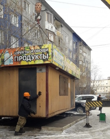 В Якутске демонтировали самовольно размещенный киоск "Овощи-фрукты"