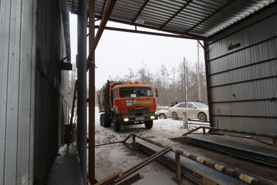 Штрафстоянку "Жилкомсервиса" в Якутске очистят от старых гаражей