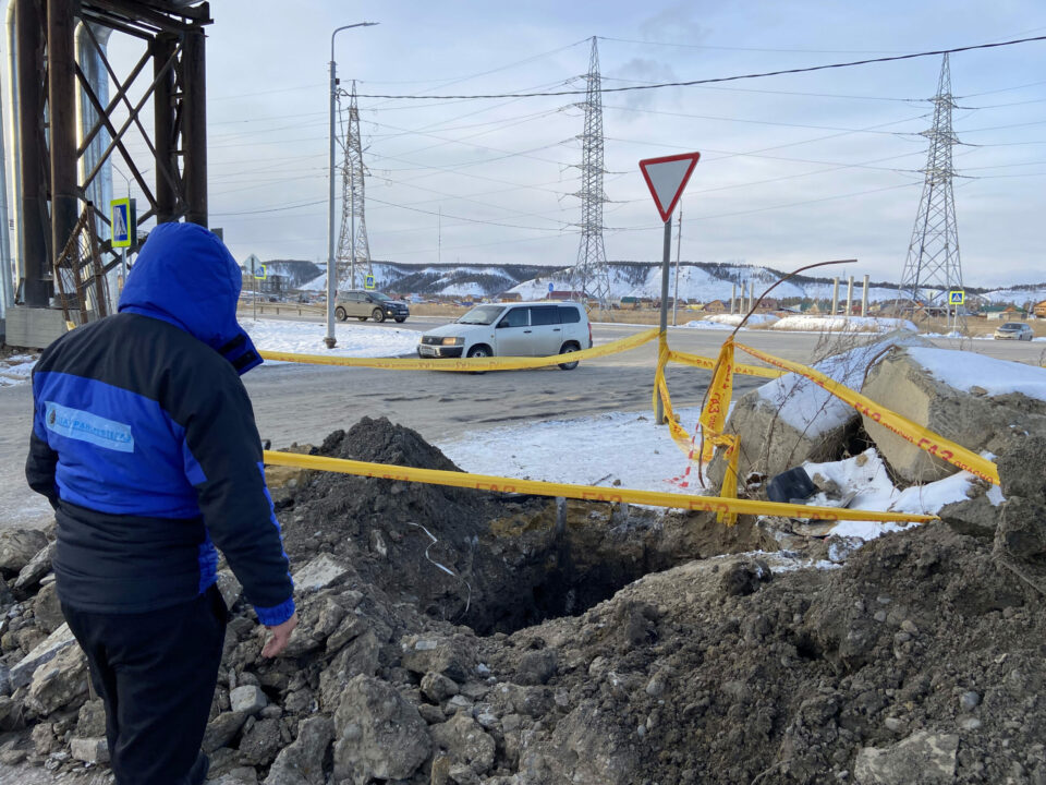 В Якутске устраняют повреждение газопровода на Объездном шоссе