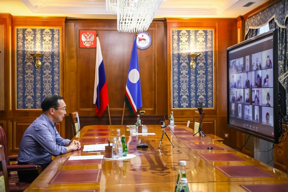 Глава Якутии провёл заседание по строительству школ и детских садов в районах республики