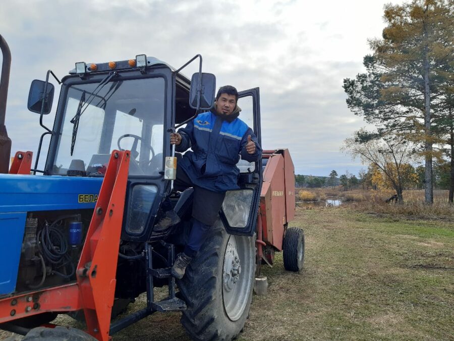 Бригада из Якутии заготовила 800 тонн сена в Амурской области