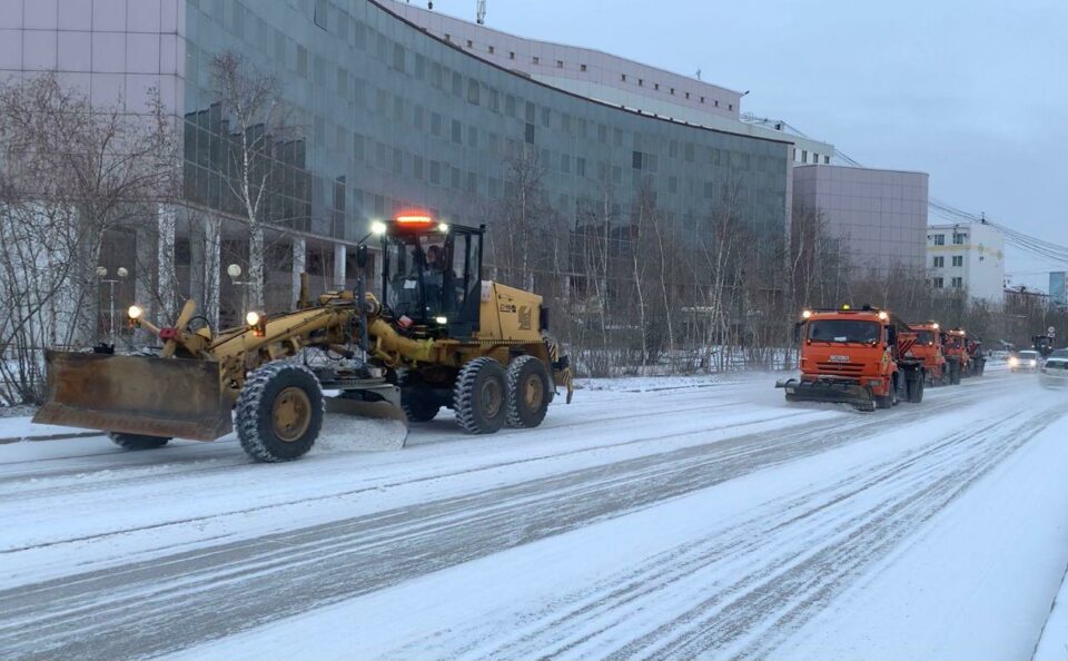 Уборку снега и противогололедные мероприятия проводят в Якутске