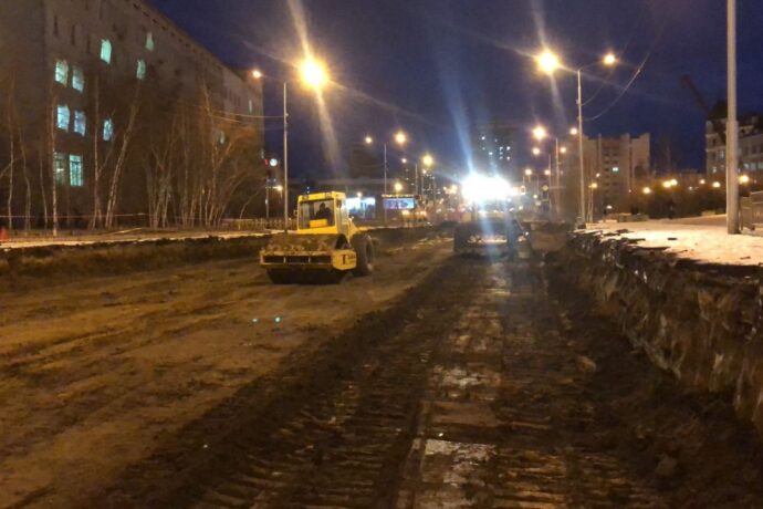 В Якутске на проспекте Ленина ведутся земляные работы по подготовке основания дорожного полотна