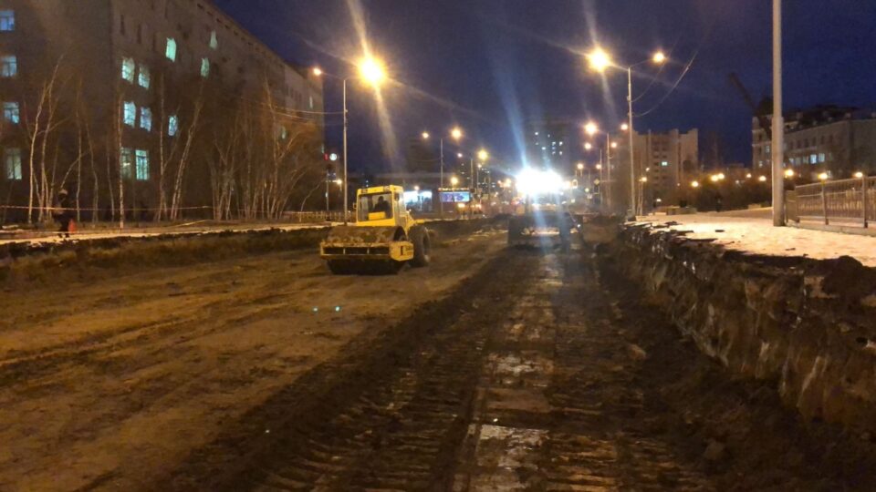 В Якутске на проспекте Ленина ведутся земляные работы по подготовке основания дорожного полотна