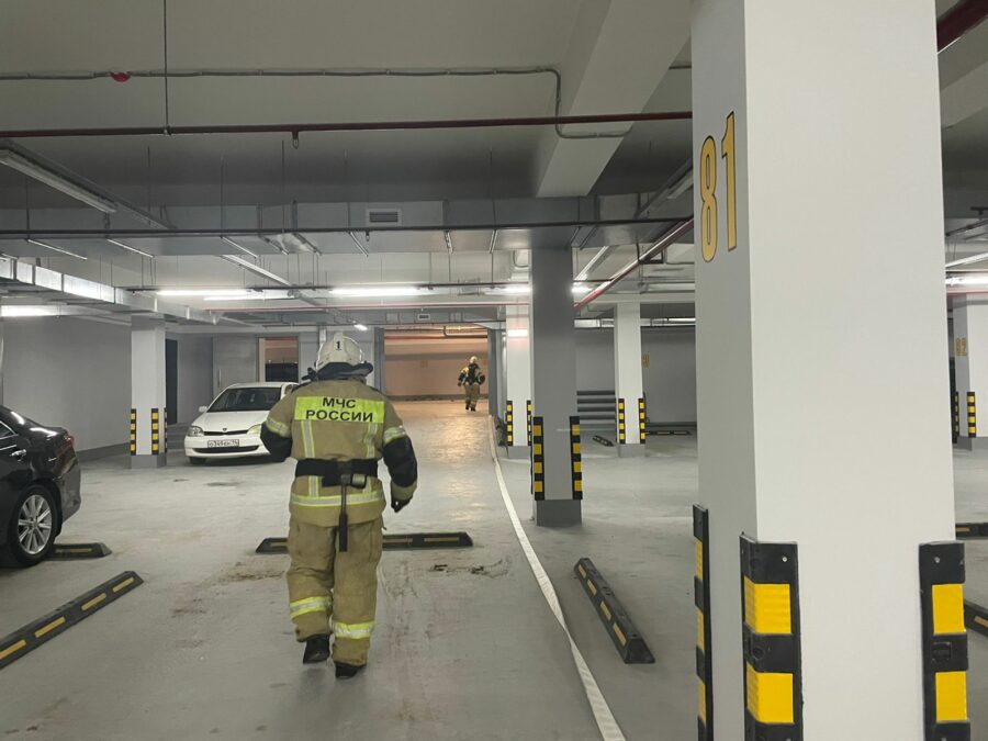 Пожарные МЧС Якутии совершенствуют навыки по тушению пожаров в подземных парковках