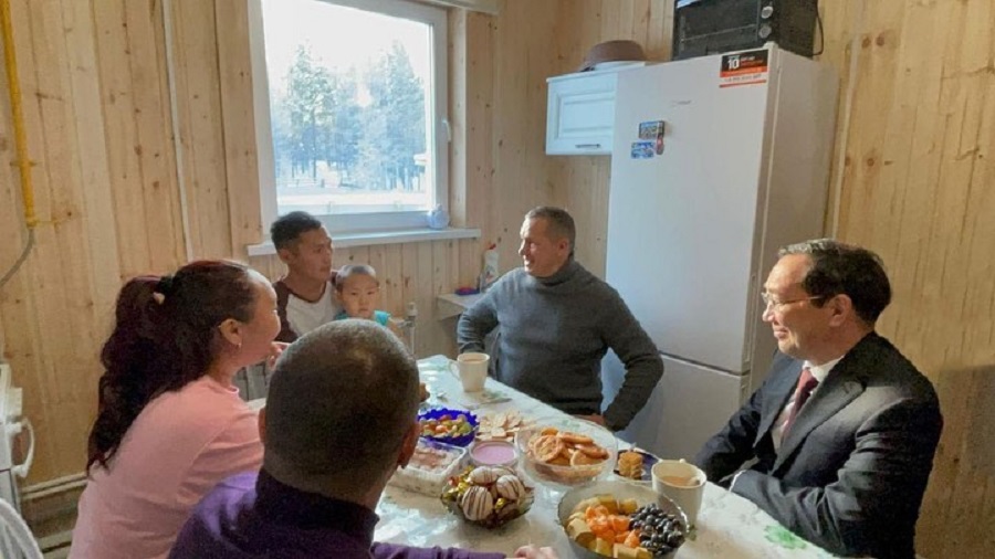 Айсен Николаев и Юрий Трутнев посетили многодетную семью Дмитриевых из села Бясь-Кюёль