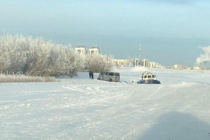 В Якутске на реке столкнулись микроавтобус и судно на воздушной подушке