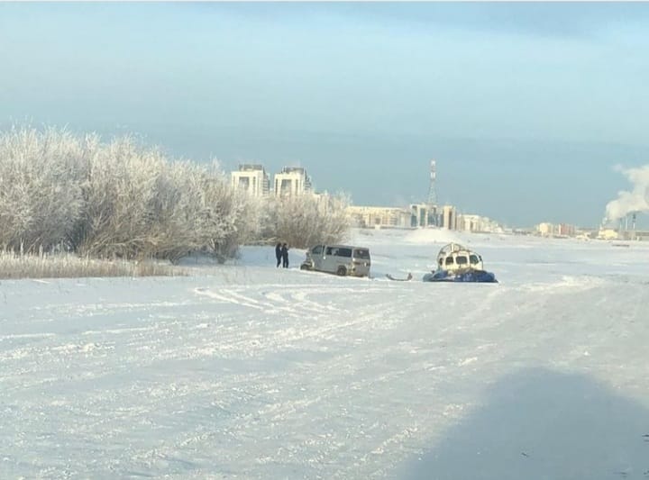 В Якутске на реке столкнулись микроавтобус и судно на воздушной подушке