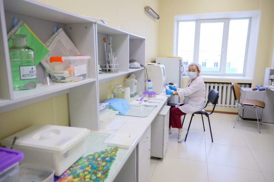 Глава Якутии: Привлечению медицинских кадров необходимо уделять особое внимание