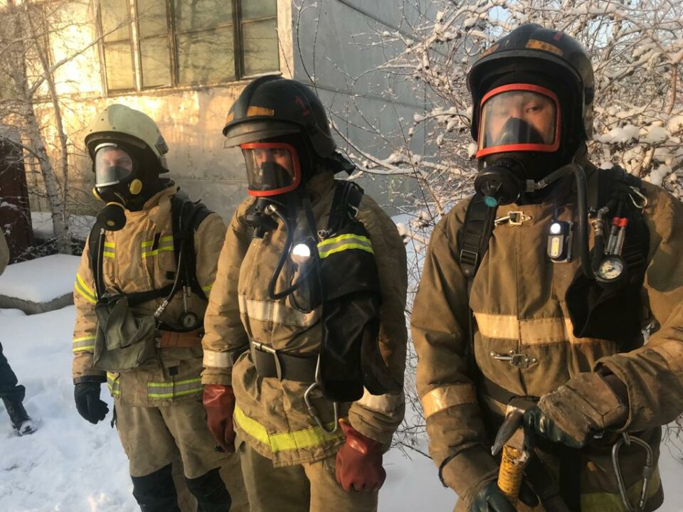 Огнеборцы МЧС Якутии провели тренировке в теплодымокамере