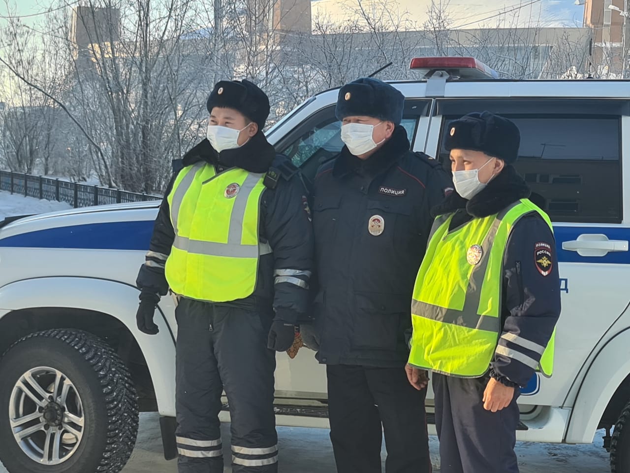 Инспекторы ГИБДД оказали помощь жителям Якутска, попавшим в трудную ситуацию на дороге