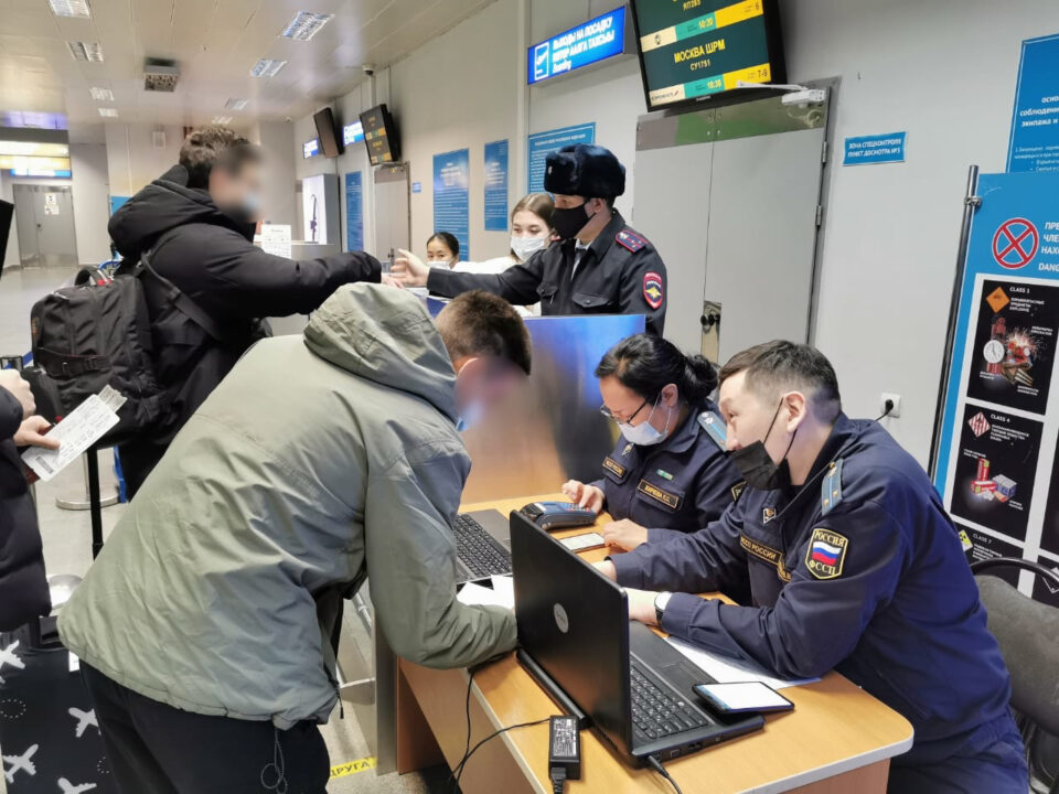 В аэропорту Якутска состоялось рейдовое мероприятие «Узнай о своих долгах»