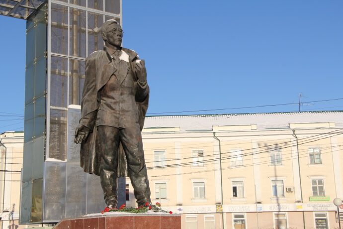 В Якутске возложили цветы к памятнику Платона Ойунского