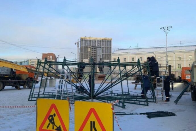 На площади Орджоникидзе устанавливают главную елку Якутска