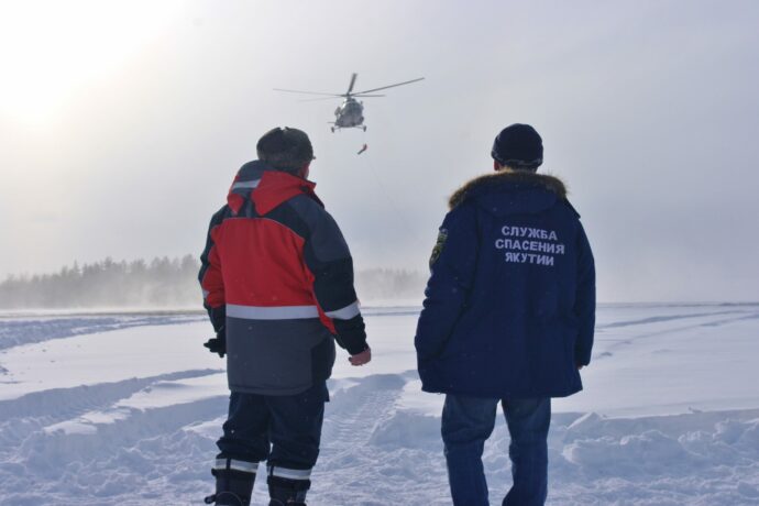 Группа спасателей вылетела в Кобяйский район Якутии, где застряла колонна из 12 грузовых машин