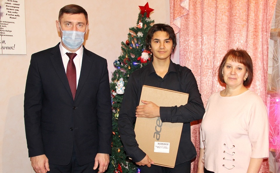 "Елка добра". В Мирнинском районе Якутии детям подарили долгожданные гаджеты