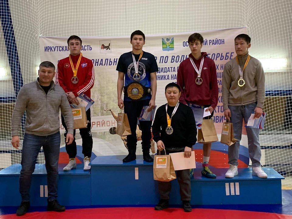 7 золотых, 3 серебряных и 4 бронзовых. Успех юных якутских борцов на турнире в Иркутской области