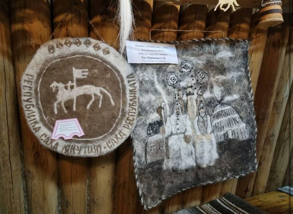 Выставка мастеров по плетению из конского волоса открылась в Усть-Алданском улусе Якутии