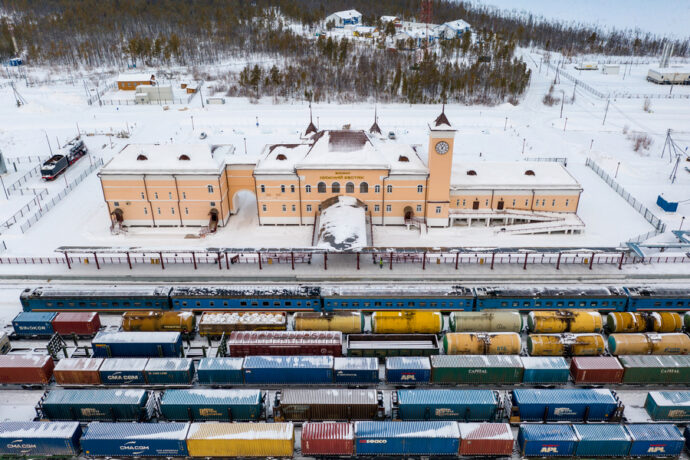 ЖДЯ оказывает услуги по перегрузу грузов для дальнейшей перевозки через ледовую переправу Павловск – Хатассы