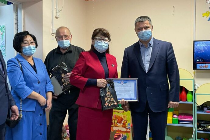 В Якутии воспитанникам Хангаласского социально-реабилитационного центра вручили новогодние подарки