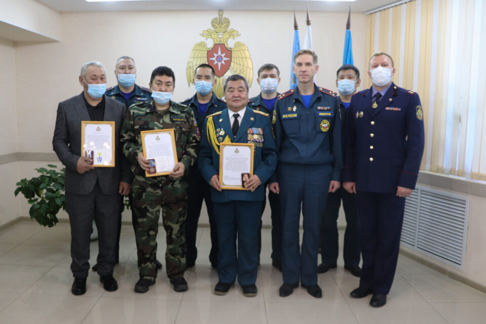 Добровольных пожарных поздравили в МЧС Якутии