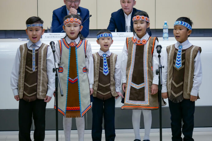 В Якутии детские сады и школы получили комплекты учебников по родным языкам на 42 млн рублей