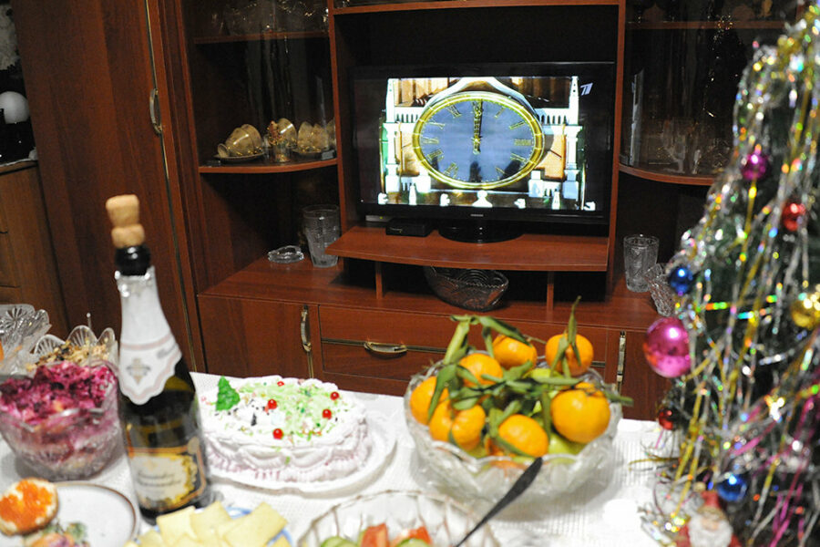 Анна Попова призвала россиян остаться дома на новогодние праздники