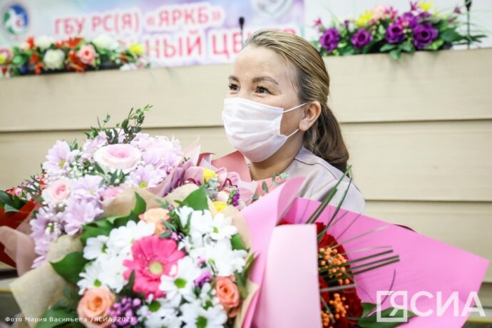 В Якутске из Перинатального центра выписали мать-героиню, родившую 14-го ребенка